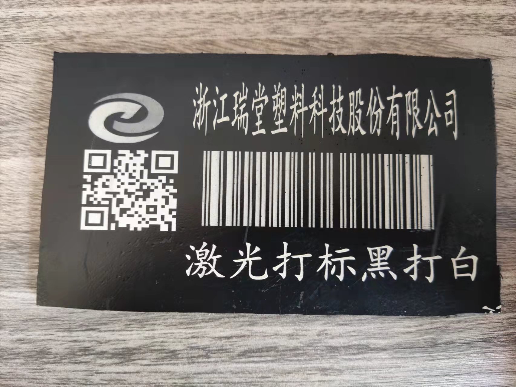 Tôi nên làm gì nếu nhãn logo và sơn sơn của các sản phẩm đúc quay luôn rơi ra?